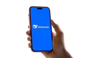 Китайская нейросеть DeepSeek обошла ChatGPT и обвалила рынок США на $1 трлн. Новости маркетинга