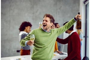 Шпаргалка для карьериста: как вести себя на корпоративе Шпаргалка для карьериста: как вести себя на корпоративе